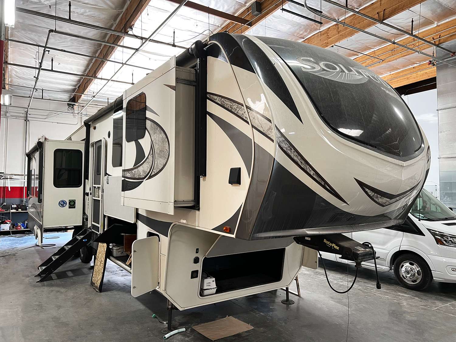 Fifth wheel trailer with front cap damage